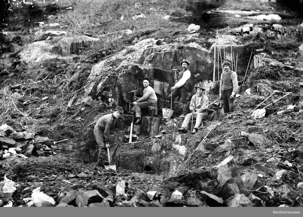 Fem arbeidere i et steinbrudd. Muligens i Sunndal kommune. Fra Sunndal museumslags fotosamlinger.