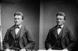 Portrett av mann. To foto.