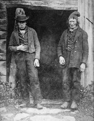 Reprofoto av to eldre menn utenfor en bygning. Trolig i Sunn