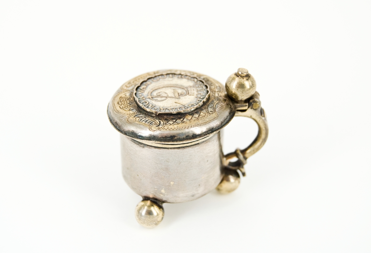 Dryckeskanna, miniatyr, silver, i locket danskt mynt 1778.