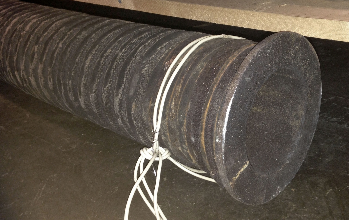 Fyra stycken slangar från Flygts pumpar som användes vid bärgningen av Vasa.
Två av pumpslangarna är av samma sort (slang 1 & 2). De har metallfästen i ändarna och är delvid tillverkade av textil.
De två övriga slangarna (slang 3 & 4) är en tjock och en tunn gummislang.