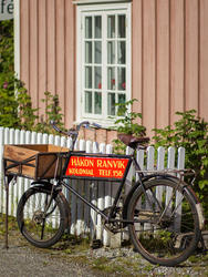 Sykkel fra Håkon Ranvik sin kolonial oppstilt i bygata på Ro