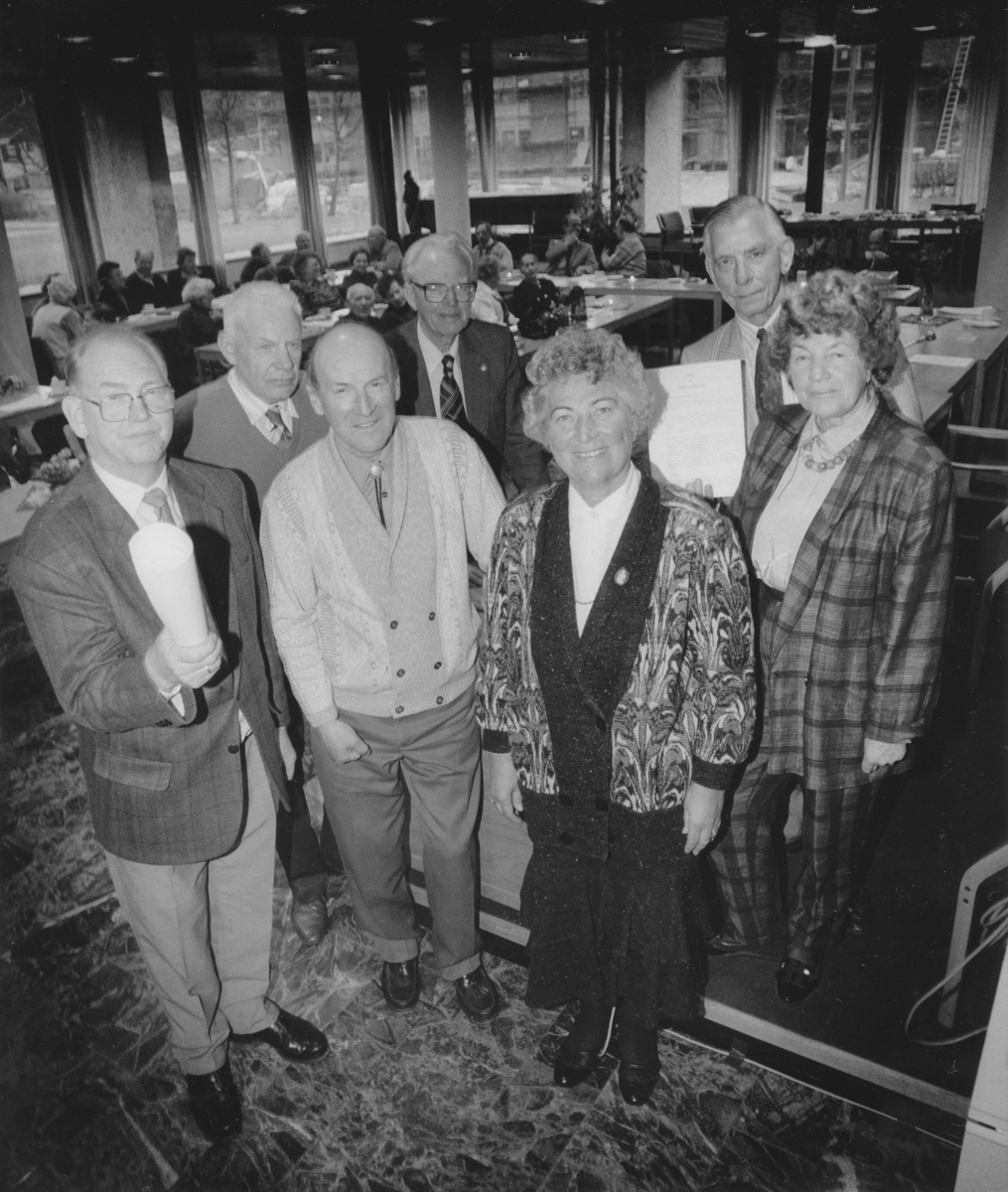 Gruppebilde av politikere fra Oppegård pensjonistparti.
Bak fra venstre: Oddvar Gjølberg, Reidar Sommer Andersen og Olav Henrichsen.
Foran fra venstre: Erik Andresen, Inger Andresen og Astri Bjørhei.