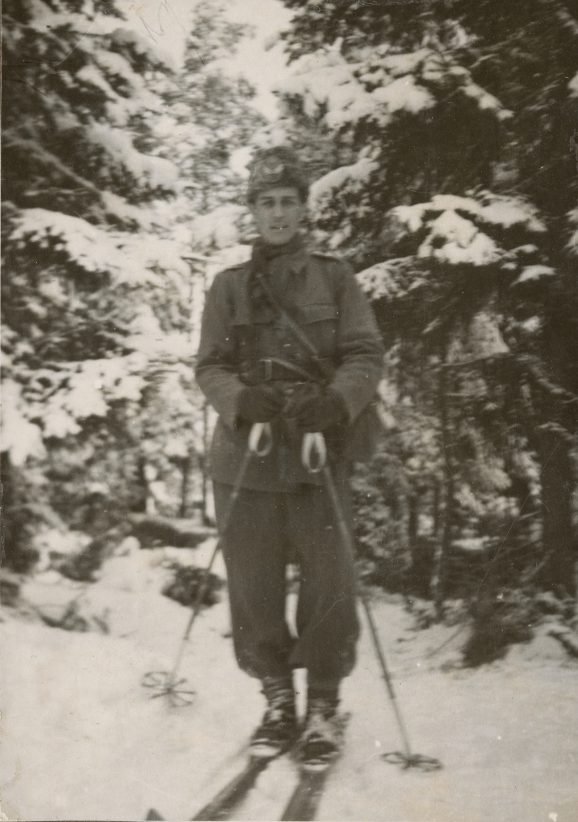 Soldat från Södermanlands regemente I 10 på skidor.