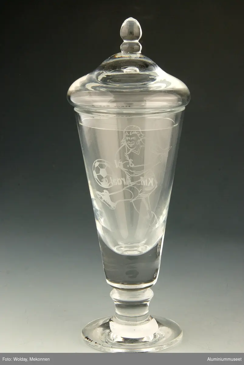 Pokal med lokk formet som et stetteglass