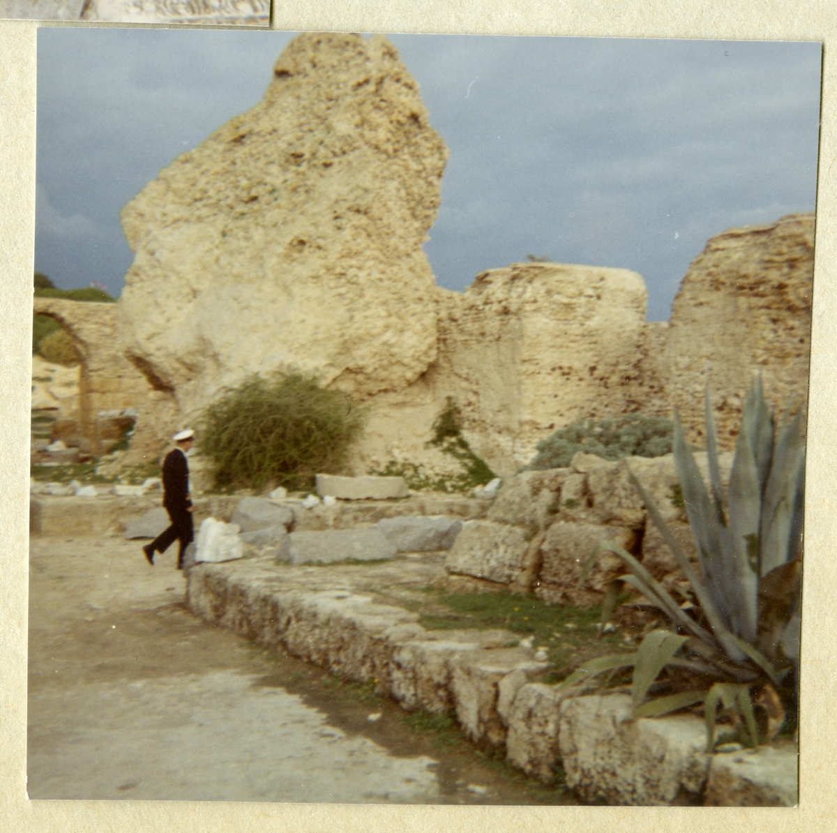 Bilden föreställer en uniformsklädd bestättningsman från minfartget Älvsnabben gående igenom Karthagos ruiner i samband med långresan 1966-1967.
