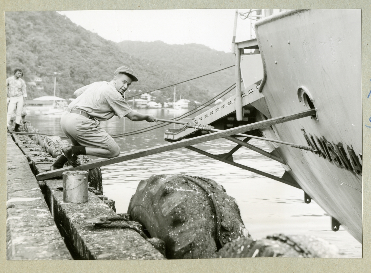 Bilden föreställer en man som vårdar minfartyget Älvsnabben under långresan 1966-1967.
