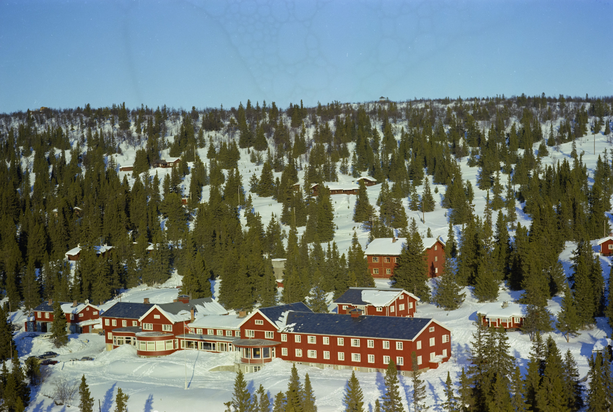 Sør-Fron, Gålå Høyfjellshotell, Harpefoss. Store, røde bygninger, skog, snø.