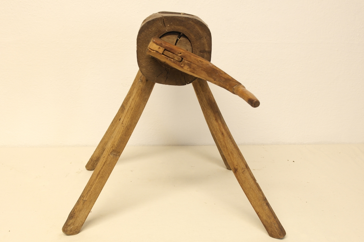 Potetkvern i tre. Kverna står på 4 bein av eik. Den er laget av hel ved. Skrue/Tregjenger/Kall inni hulrommet, påmontert ei sveiv på utsiden.