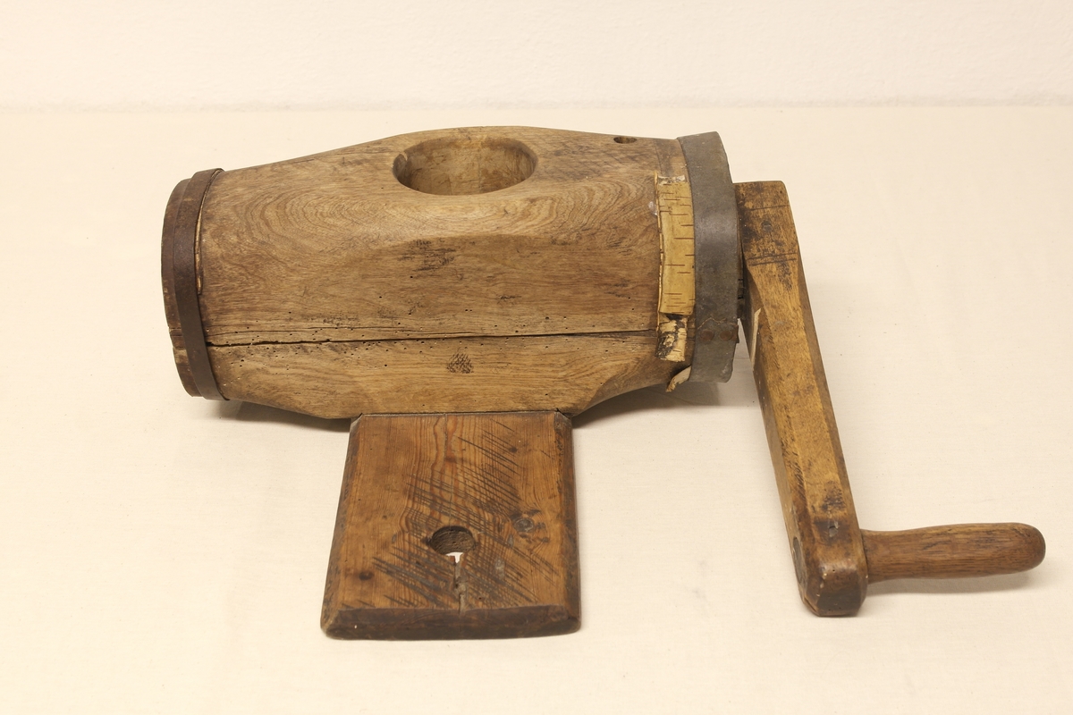 Potetkvern i tre. Kverna er laget av to trestokker som er hulet ut og satt sammen med jernbånd i begge ender. Skrue/Kall inni hulrommet, påmontert ei sveiv på utsiden. Kverna er festet til ei fjøl. Initialer og årstall er inngravert i sveiva.