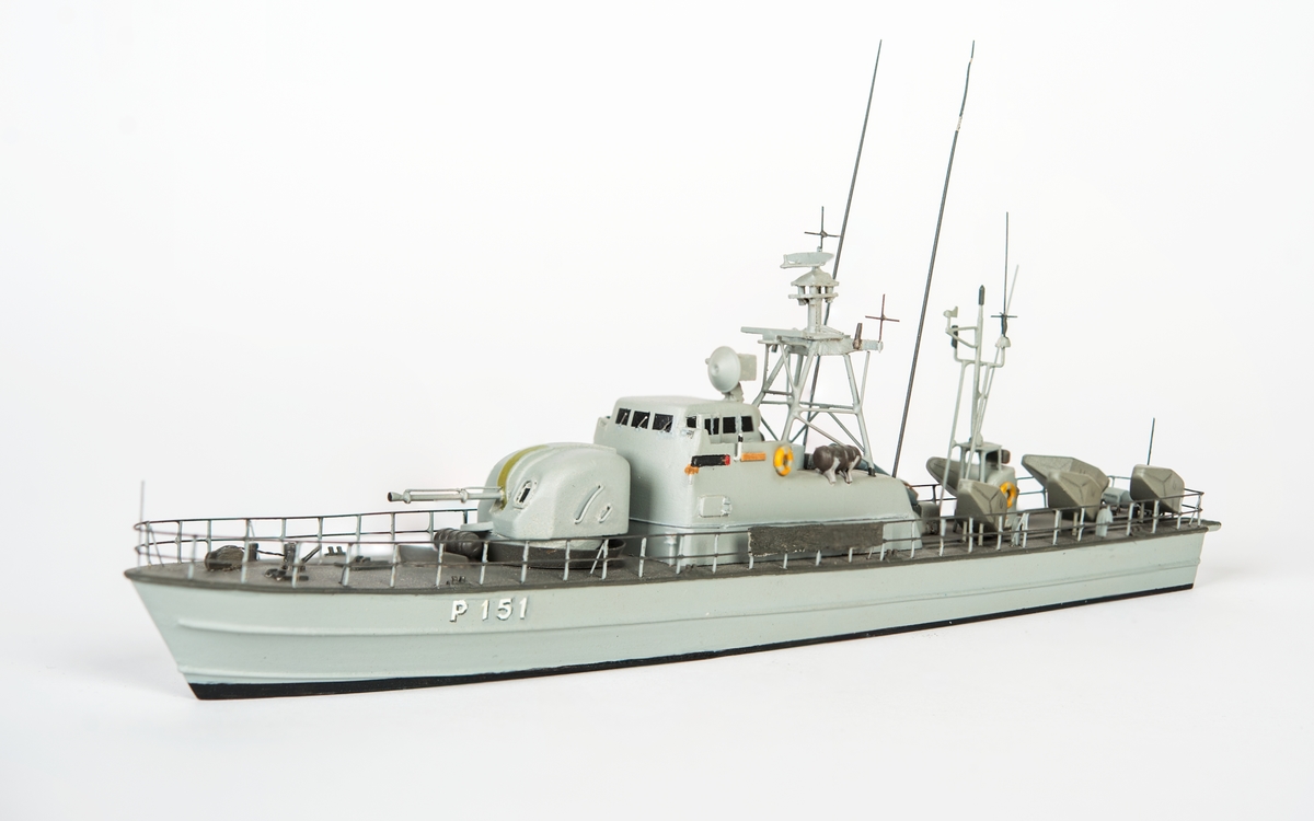 Fartygsmodell av patrullbåten Hugin (P 151) byggd 1977. Med sex robotramper.