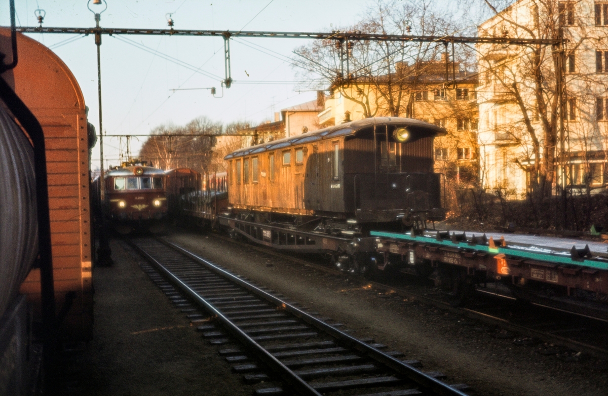 Sulitjelmabanens personvogn nr. 10 på NSBs overføringsvogn for smalsoret materiell, underveis til Setesdalsbanen.