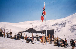 Skihytta med Hoppbakken i Bakgrunnen.