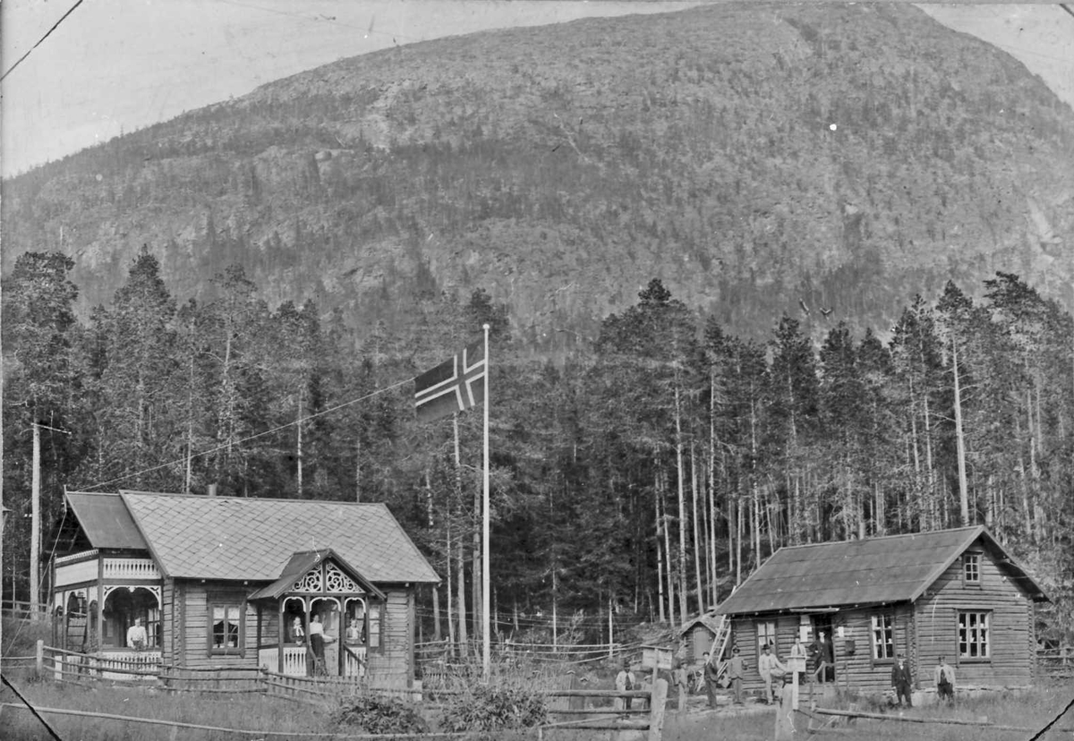 Handel på Bellingmo v/jernbanen. Iver Landfastøyen (1874 - 1910) og kona Marit Steien. 