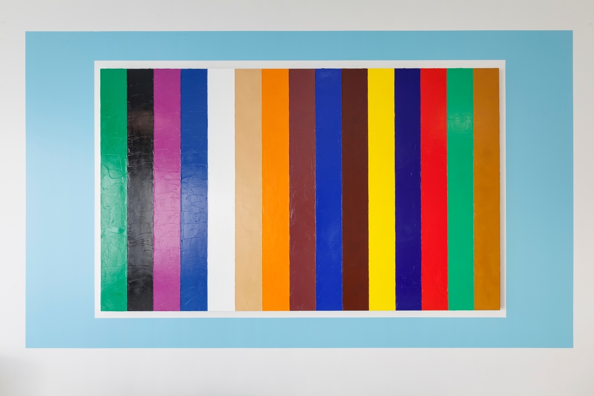 Maleriet viser 15 vertikale striper. Malingen er påført med palettkniv og alle fargene er hentet fra forsvarets egne farger.