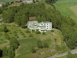 Sør-Fron, Harpefoss. Grøntuva Gjestgiveri. Stor, hvit bygnin