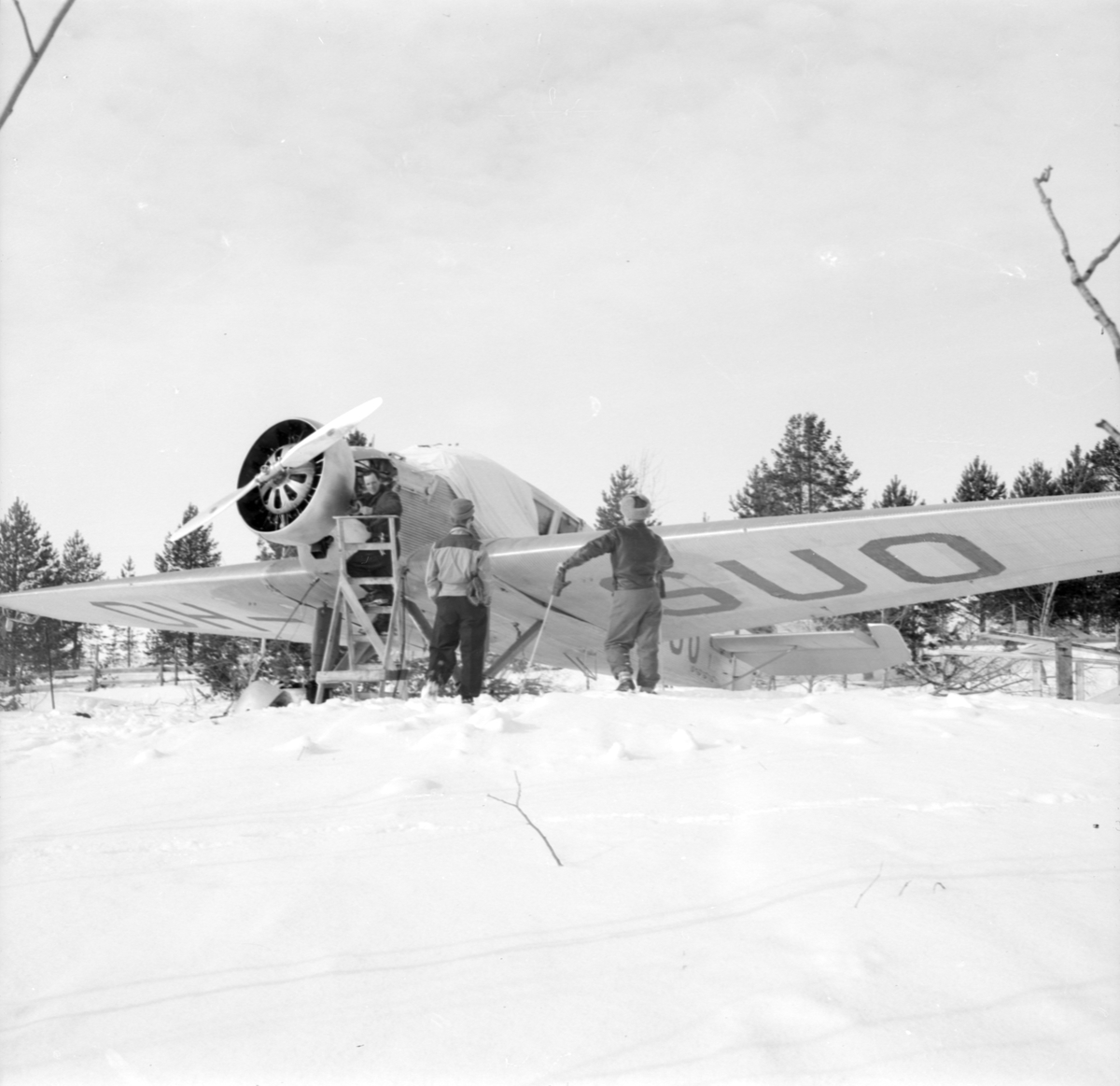 Underhåll av flygplan Junkers F-13 märkt OH-SUO vid F 19, Svenska frivilligkåren i Finland. Tre personer i arbete.