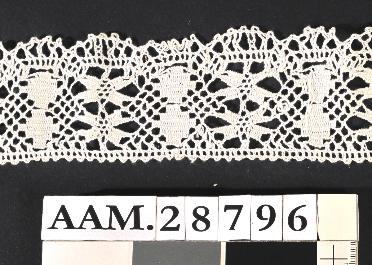 Kniplet blonde, trolig laget på kniplepute med rull, Trolig av bomull. 