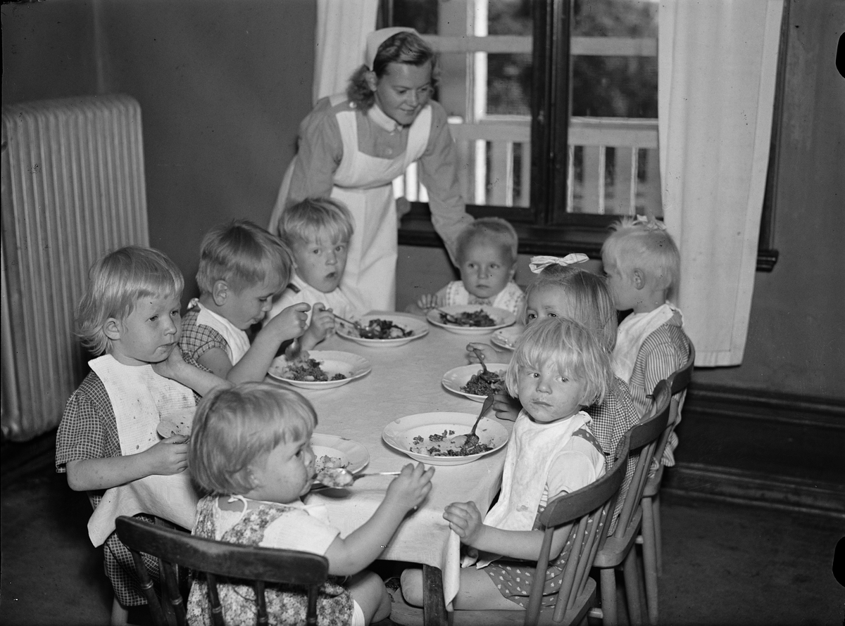 Middag för finska flyktingbarn på Ekolsnäs barnhem