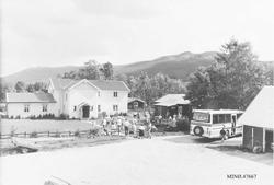 Gruppebilde, personer, buss, bolighus