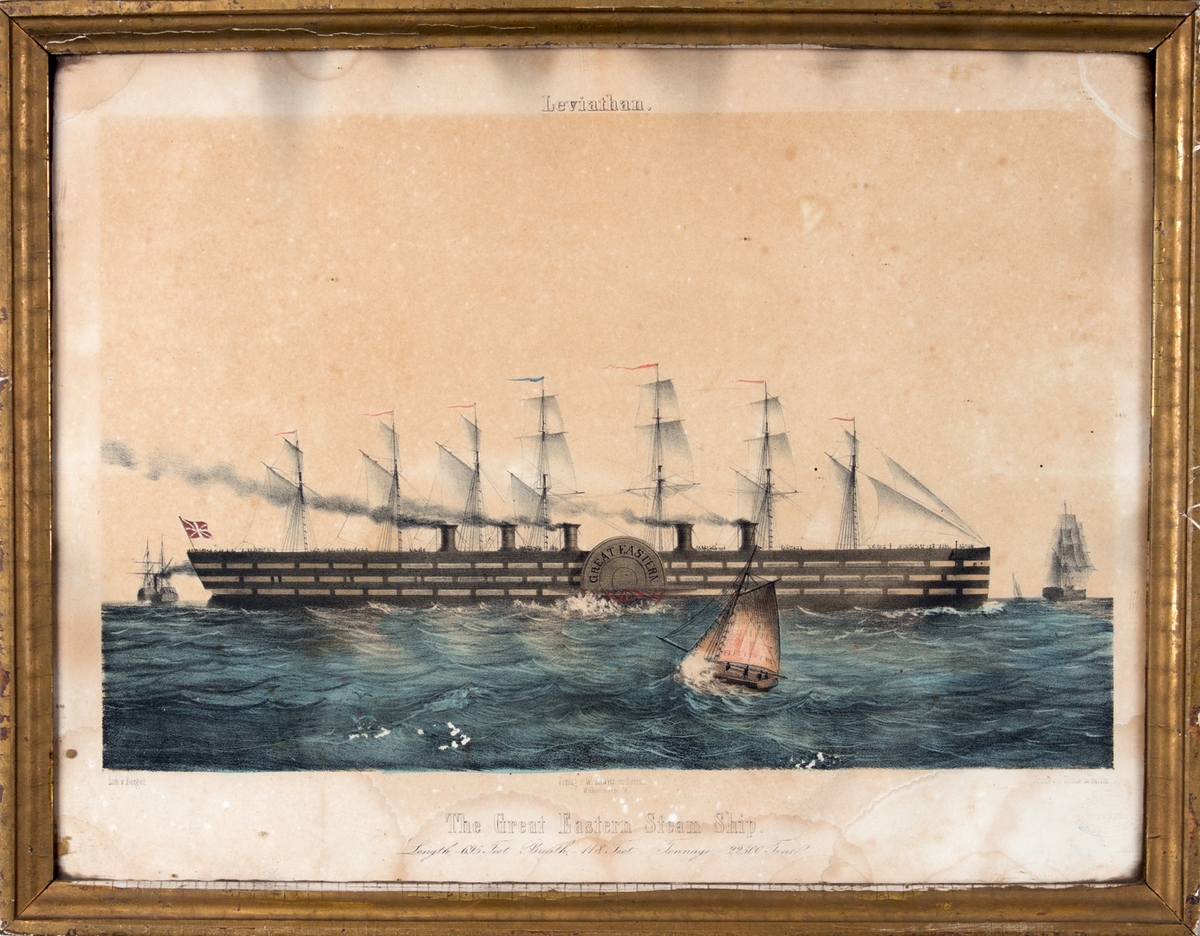 Litografi av THE GREAT EASTERN for fulle seil og med røyk ut av de fem pipene. Dekk er fult av mennesker, i akter britisk flagg. Flere mindre seilskip på sjøen rundt skipet.