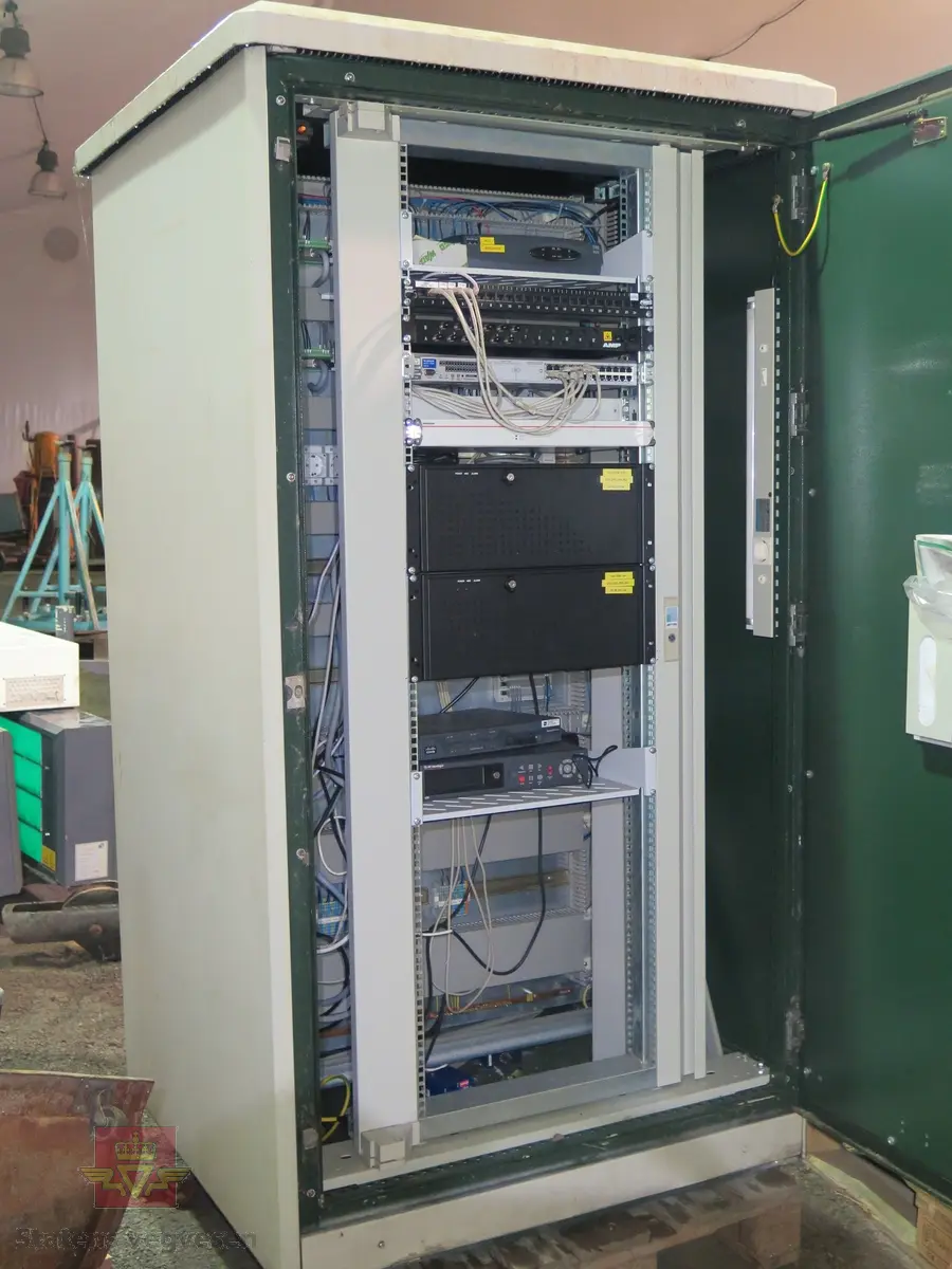 Består av en mendge deler. Hoveddeler er styringsskap, kamerautstyr, skilt og master.