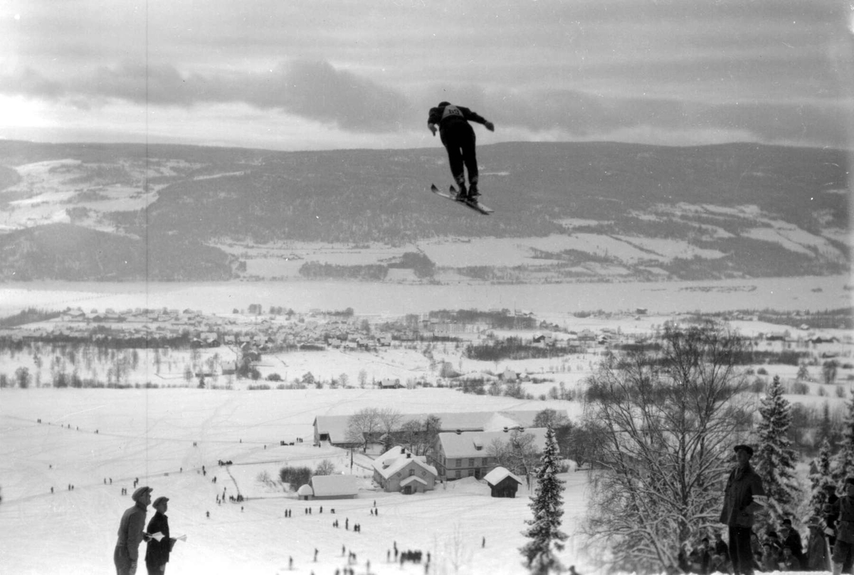 Hovedlandsrennet på Lillehammer i 1927. Hoppere i svevet.