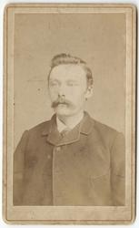 Mann med bart [Fotografi]