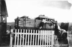 Kjøring av flyttelass. Erling og Astrid Neby flytter fra Fol