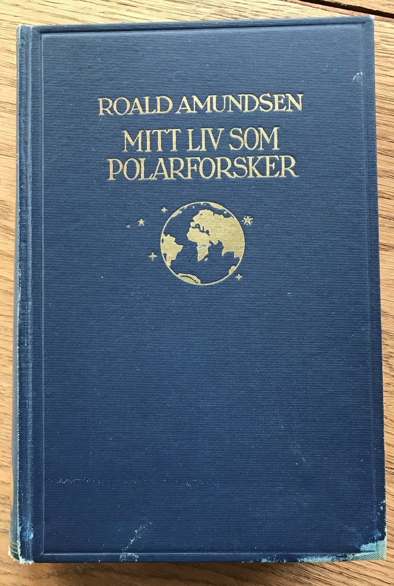 Bok av Roald Amundsen: Mitt liv som polarforsker. Oslo 1927. Blått bind.