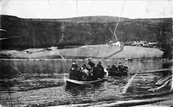 Hornmusikken på Lomnessjøen med Kværnesgarder i bakgrunnen