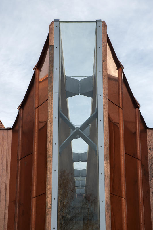 Spennende detalj av limte, glass og stål fra vernebygget over hjørnetårnsruin i ringmuren på Domkirkeodden. (Foto/Photo)