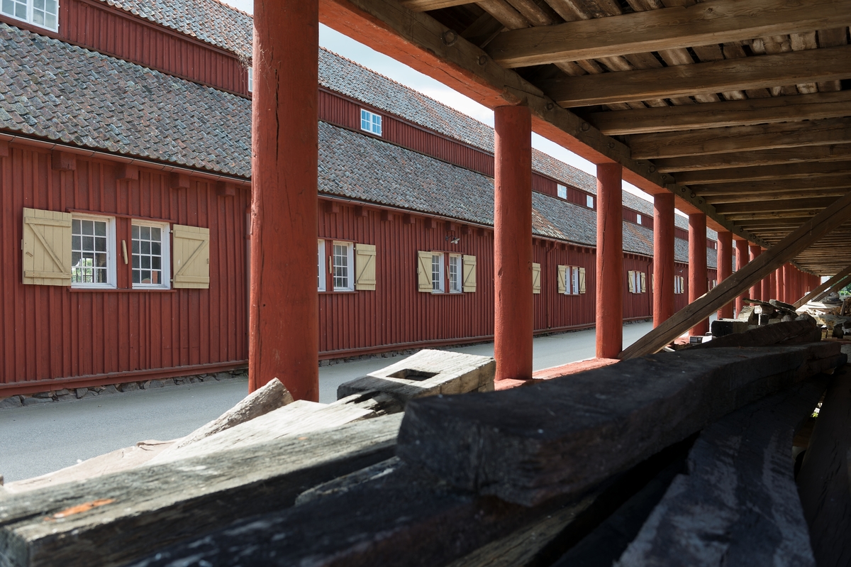 Fotodokumentation av byggnader på Lindholmen i Karlskrona. I bakgrunden: Repslagarebanan, byggdes under 1692-1693, andra uppgifter anger 1696 som tillblivelseår. Det första banhuvudet tillkom senare, år 1697. I förgrunden:  Slitaget byggdes omkring 1850 användes som ett virkesskjul. De runda träpelare ska ha varit utrangerade mastträn. Byggnaden är ca: 96 meter.