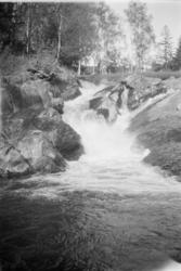 Mesnaelva like ovenfor Mesna kraftstasjon. Rørgata og Lilleh