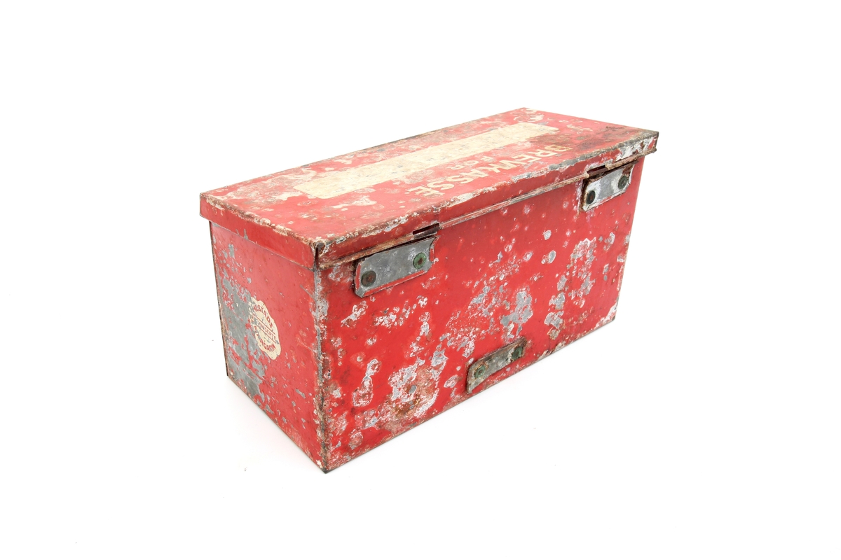 Rød postkasse med hengslet lokk.