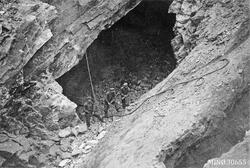 Strosse i gruva. Fra v: Rikard Flyen ?, Einar Enget ?, ukjen