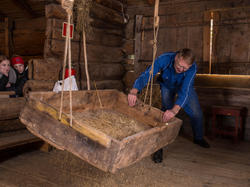 Tresking i Hammervoll-løa med Bjørn Austigard.