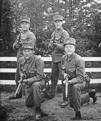 Fire soldater med våpen