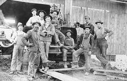 Gruppebilde. Menn ved ei slags dampmaskin