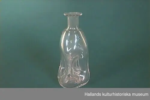 Brännvinsflaska av ofärgat glas.