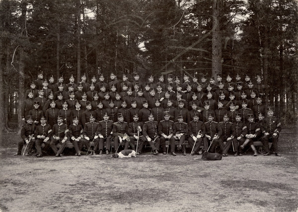 Grupporträtt av officerare och soldater vid volontärskolan, Karlsborg 1890-tal.