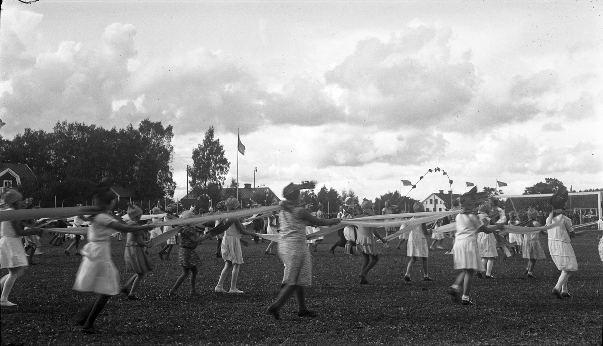 Från uppvisningarna på idrottsplatsen, skolbarn under ledning av Arne Dixner, genomför ett program. Söndagen den 4 september 1932 under Barnens dag firandena.  Fotograf okänd, men bilden var publicerad i Köpingsposten den 5 september 1932.