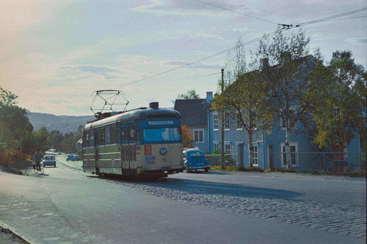 Trikk på linje 3 til Jernbanestasjonen, her i Asbjørnsensgate i Trondheim. Trondheim Sporvei vogn 19.