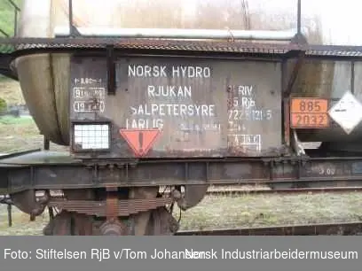 Toakslet tankvogn. Gelender rundt tank. Skilt merket Norsk Hydro, Rjukan og salpetersyre.