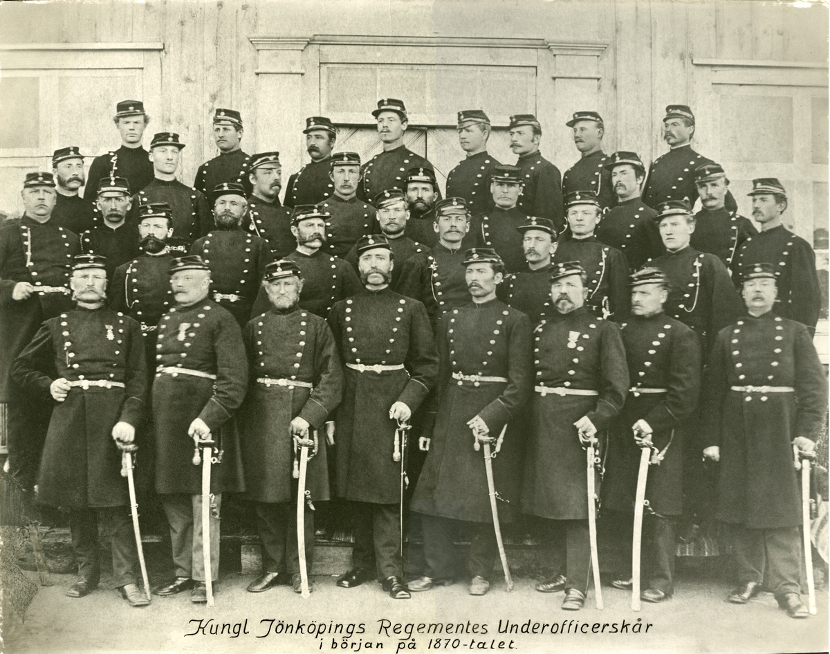 Grupporträtt av Jönköpings regementes underofficerskår i början av 1870-talet.