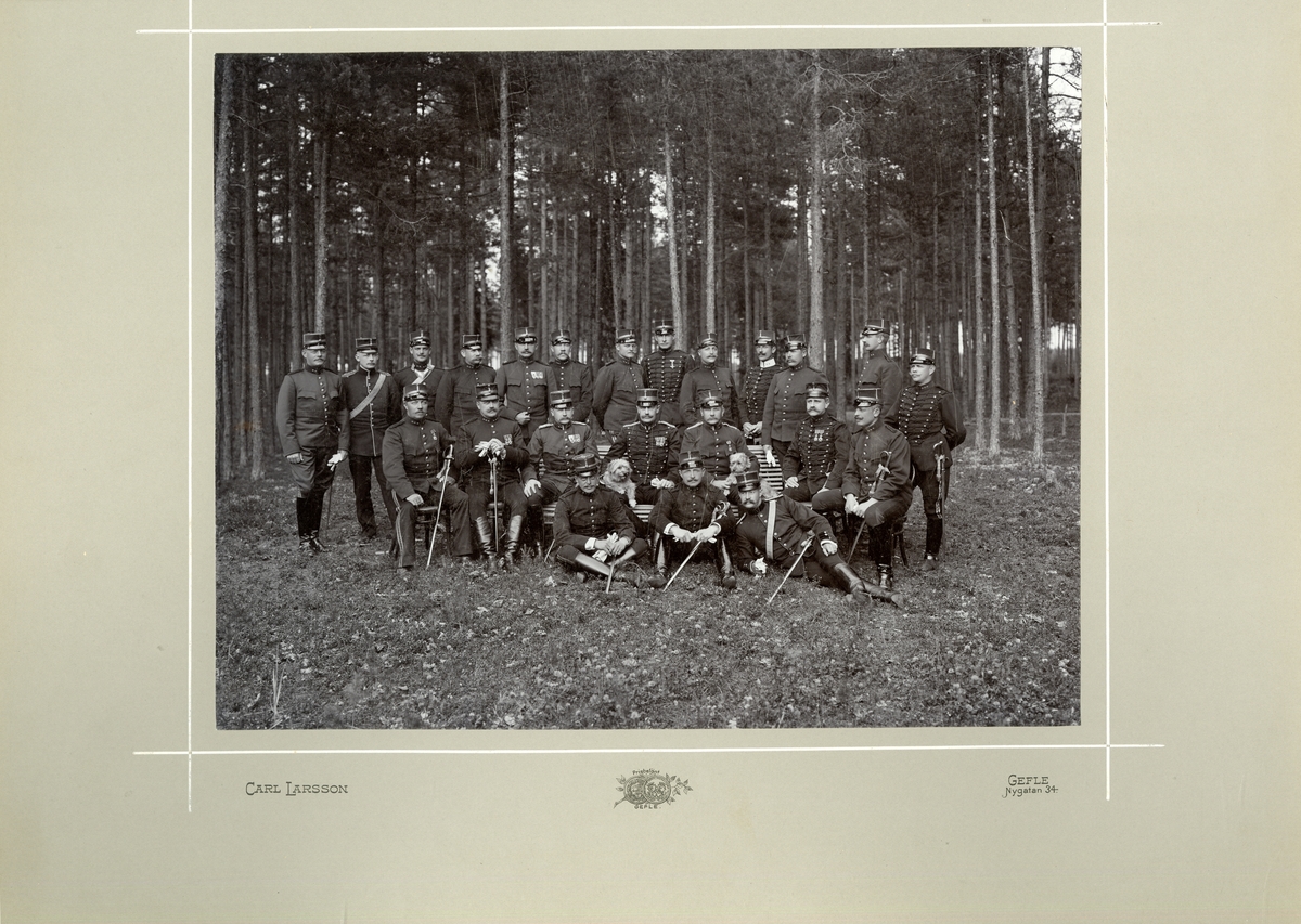 Grupporträtt av officerare vid Svea artilleriregemente A 1 på Marma skjutfält .