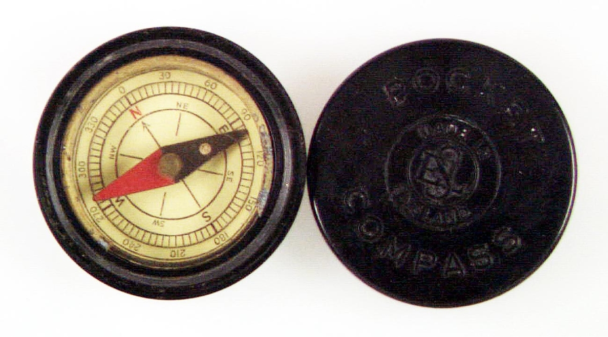 Liten kompass av glas och mässing i fodral av bakelit. Märkt på locket: Pocket compass made in England.