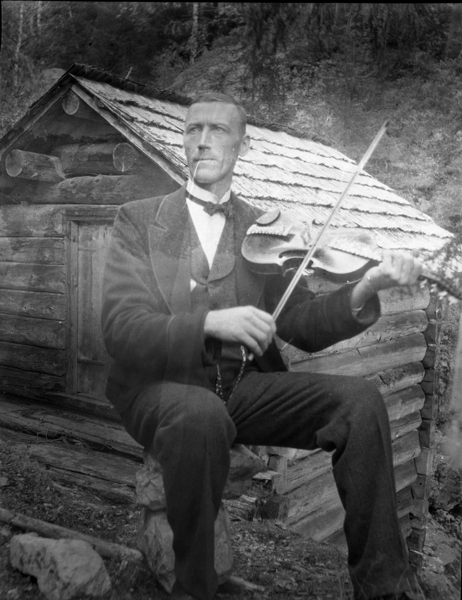 Rikard Berges fotoarkiv. Folk i bunader og klesdrakter fotografert på fjellet, 1905. Bildene er tatt av Johanna Bugge Berge. Bilde nr. 12 ant. Spellemannen Hans Smeland fra Seljord. Bilde nr. 21 ant. 17 mai, Seljord kirke.

Fotografier tatt av Rikard Berge. 642 nummer. Samlingen består av negativer bladfilm. Motivene er ført inn i egen protokoll av Berge. Protokollen har tittel "Bilæt-emne"