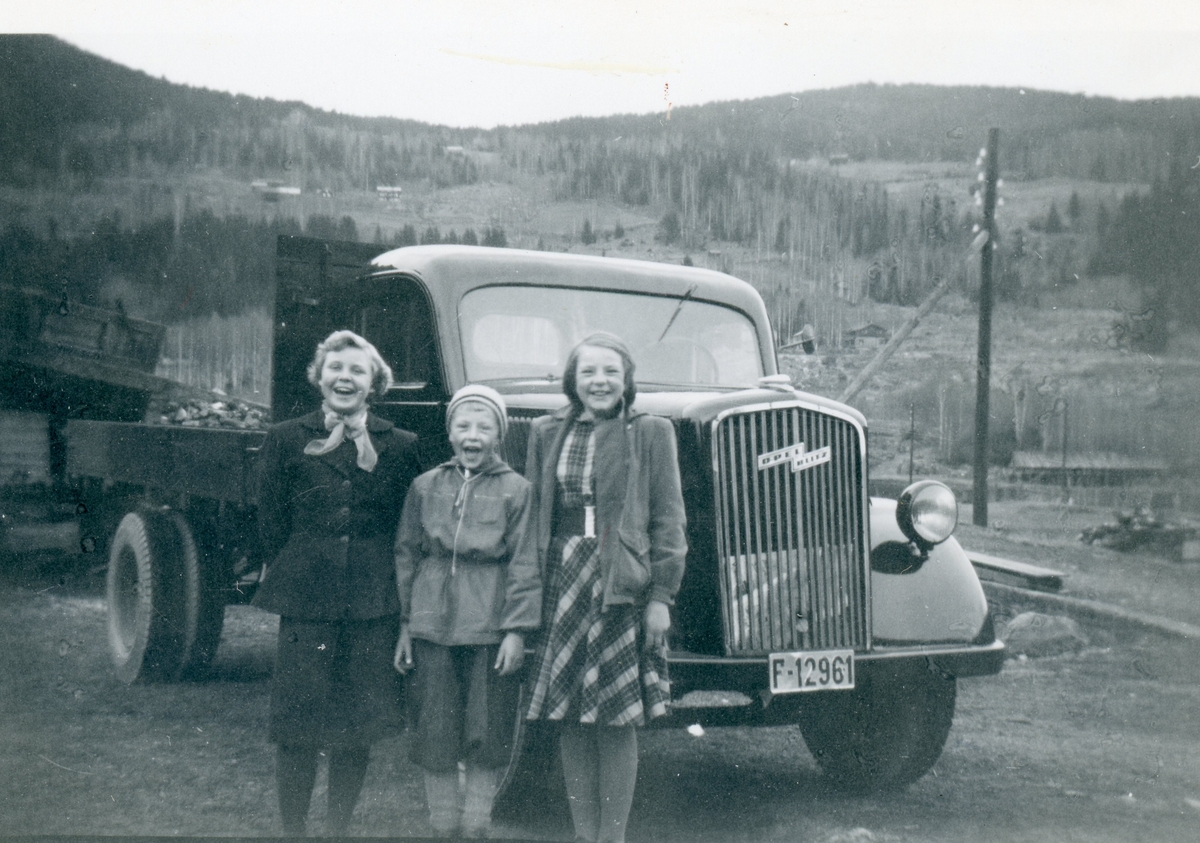 Lastebil Opel Blitz 1939-modell, reg.nr. F-12961
Framme frå v.: Sigrid Hoftun