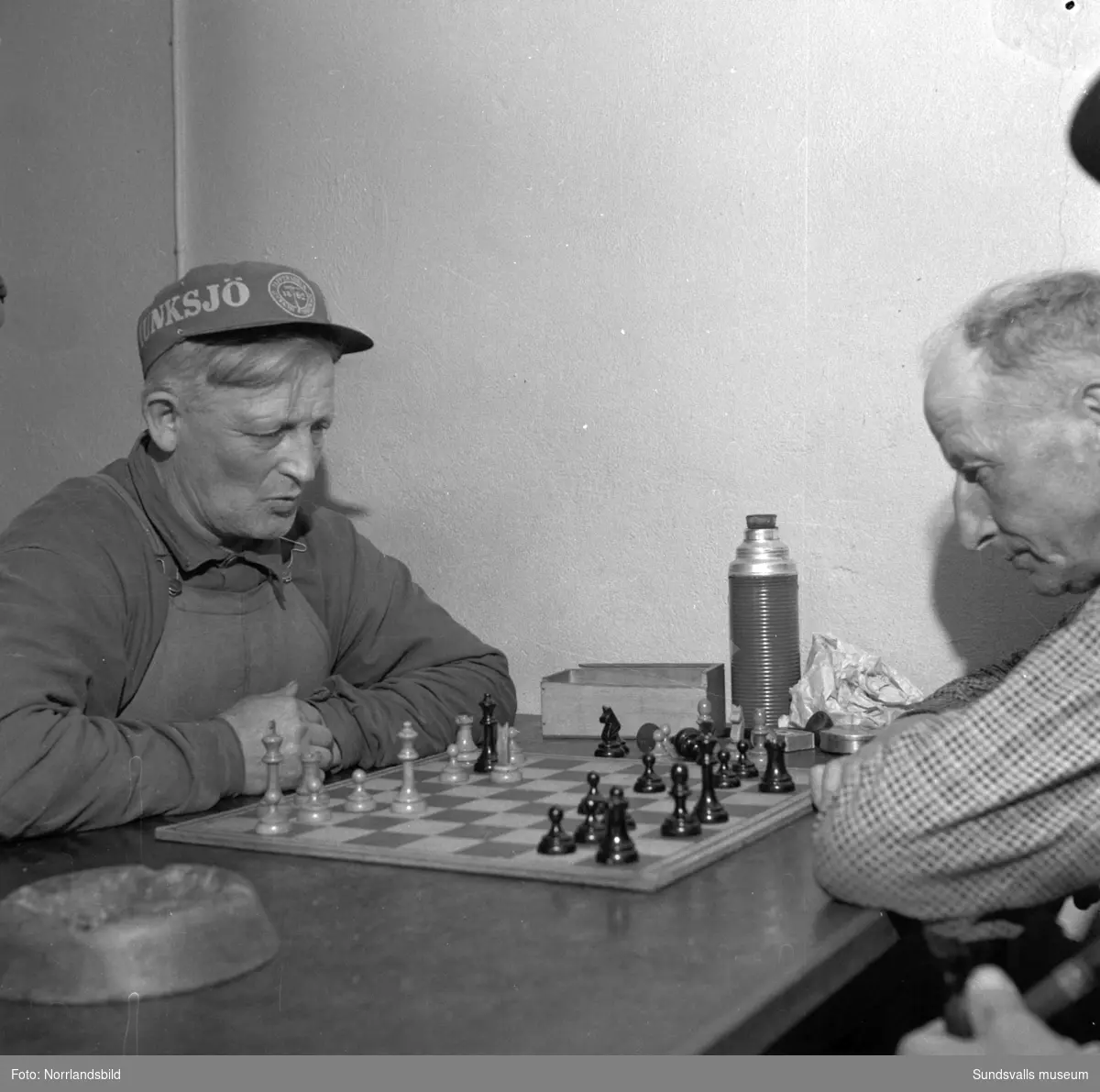 Lunchrum vid Skönviks sågverk. Unikaboxarna är framplockade och efter måltiden passar en del på att spela ett parti schack.